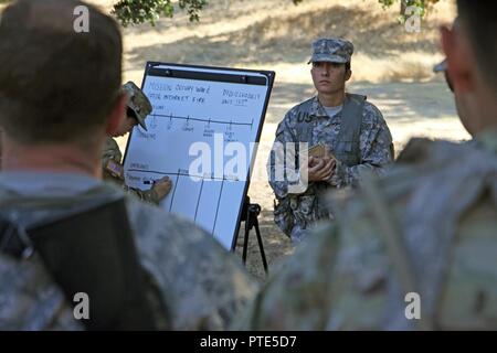 2. Lt Kimberly Heinau, einem US-amerikanischen Armee-reservesoldat und Beobachter Controller/Trainer (OC/T) mit der 91St Training Division, 84th Ausbildung Befehl führt eine förmliche nach Überprüfung der Maßnahmen zu Stärken und Schwächen von einer Mission durch eine Einheit, die Sie während einem Kampf Support Training (CSTX) am Fort Hunter Liggett, Calif., 12. Juli 2017 stellt fest durchgeführt. OC/T's sind die Überwachung der fast 5.400 Service Mitglieder aus der US-Army, US-Army, Army National Guard, der U.S. Navy, und die kanadischen Streitkräfte Training am Fort Hunter Liggett als Teil der 84th Training Command CSTX 91-17-03; Thi Stockfoto