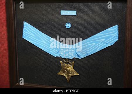 Die Ehrenmedaille wird auf ein Zimmer Einweihungsfeier für eine US Marine Corps Ehrenmedaille Empfänger Oberst Robert J. Modrzejewski ret. Advanced Training Infanterie Bataillon, Schule der Infanterie West, Camp Pendleton, Calif., 14. Juli 2017. Die Zeremonie fand statt, ein Klassenzimmer, jetzt in der Halle der Helden zu widmen, um die Ehrenmedaille Empfänger der Vergangenheit und Gegenwart. Colonel Robert J. Modrzejewski, eine Ehrenmedaille Empfänger, die von der Marine Corps im Jahr 1986 zurückzog, war die Zeremonie Ehrengast. Stockfoto