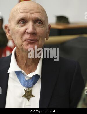 Us Marine Corps Ehrenmedaille Empfänger Oberst Robert J. Modrzejewski ret. spricht mit einem Gast über, wie er die Ehrenmedaille an einem Zimmer feierstunde im Advanced Training Infanterie Bataillon, Schule der Infanterie West, Camp Pendleton, Calif, 14. Juli 2017 erhalten. Die Zeremonie fand statt, ein Klassenzimmer, jetzt in der Halle der Helden zu widmen, um die Ehrenmedaille Empfänger der Vergangenheit und Gegenwart. Colonel Robert J. Modrzejewski, eine Ehrenmedaille Empfänger, die von der Marine Corps im Jahr 1986 zurückzog, war die Zeremonie Ehrengast. Stockfoto