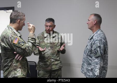 Generalmajor Janson D. Boyles, der Adjutant General von Mississippi; Brig. General John Rhodes, Kommandeur der 66th Truppe den Befehl, Oregon National Guard, und Oberstleutnant Thomas Howell, der Operations Officer von 66Th Truppe den Befehl, Oregon National Guard, um die Gemeinsame Task Force von Trident Juli 14, 2017, am Lager Shelby, Fräulein Joint Task Force Trident ist eine Formation, die sich aus Soldaten und Piloten im Mississippi nationalen Schutz, der für die Überwachung der Naturkatastrophen und Planung Bewegungen von staatlichen Truppen mit Wiederaufnahme zu helfen verantwortlich sind. (Mississippi National Guard Stockfoto