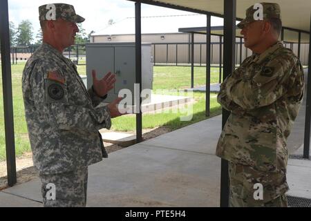 Brig. General John Rhodes, Kommandeur der 66th Truppe den Befehl, Mississippi Army National Guard, und Generalmajor Janson D. Boyles, der Adjutant General von Mississippi, besprechen die Pläne von Joint Task Force Trident 14. Juli 2017 produziert, am Lager Shelby, Fräulein Joint Task Force Trident ihr Joint Operations Center von Jackson zu Camp Shelby während einer Übung bewegt für mögliche Naturkatastrophen entlang der Küste und den südlichen Mississippi vorzubereiten. (Mississippi National Guard Stockfoto