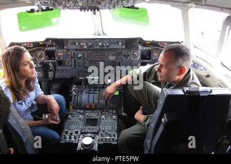 Juanita Gomes, einem Reporter von Noticias Caracol Fernsehen in Bogota, Interviews US Air Force Senior Master Sgt. Russell Downie, mit dem 79 Luftbetankung Geschwader von Travis Air Force Base, Calif., im Cockpit eines KC-10 während der Kolumbianischen Luftwaffe Feria Aeronautica Internaccional - Kolumbien in Rionegro, 14. Juli 2017. Die United States Air Force ist die Teilnahme an der 4-tägigen Air Show mit zwei Südcarolina Air National Guard F-16 als statische Displays, plus statischem zeigt von einer KC-135, KC-10, zusammen mit einer Antenne Demonstration des Air Combat Command Viper Osten Demo Te Stockfoto