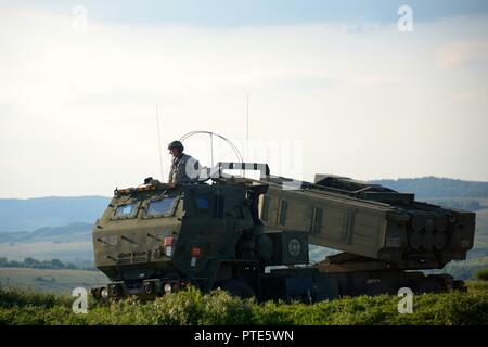 Soldaten in den 5 Bataillon zugeordnet, 113 Field Artillery Regiment (High Mobility Artillery Rocket System), brennen Positionen während einer Live Fire Übung an einem Training in der Nähe Cincu, Rumänien, während der Übung Guardian Sabre, Juli 9 - 11, 2017. Übung Sabre Guardian' 17 ist eine US-European Command in Ungarn, Rumänien und Bulgarien mit mehr als 25.000 Mitglieder aus über 20 Verbündeter und Partner Nationen. Die größte der Schwarzmeerregion Übungen, Sabre Guardian17 ist ein Premier Training Event für die US-Armee Europa und den teilnehmenden Nationen, readines Bauen Stockfoto