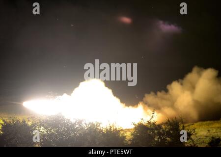 Soldaten in den 5 Bataillon zugeordnet, 113 Field Artillery Regiment (High Mobility Artillery Rocket System), Feuer ein M142 HIMARS Licht mehrere Raketenwerfer während einer Live Fire Übung an einem Training in der Nähe Cincu, Rumänien, während der Übung Guardian Sabre, Juli 9 - 11, 2017. Übung Sabre Guardian' 17 ist eine US-European Command in Ungarn, Rumänien und Bulgarien mit mehr als 25.000 Mitglieder aus über 20 Verbündeter und Partner Nationen. Die größte der Schwarzmeerregion Übungen, Sabre Guardian17 ist ein Premier Training Event für die US-Armee Europa und den Teilnehmenden na Stockfoto