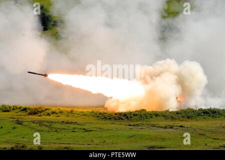 Soldaten in den 5 Bataillon zugeordnet, 113 Field Artillery Regiment (High Mobility Artillery Rocket System), Feuer ein M142 HIMARS Licht mehrere Raketenwerfer während einer Live Fire Übung an einem Training in der Nähe Cincu, Rumänien, während der Übung Guardian Sabre, Juli 9 - 11, 2017. Übung Sabre Guardian' 17 ist eine US-European Command in Ungarn, Rumänien und Bulgarien mit mehr als 25.000 Mitglieder aus über 20 Verbündeter und Partner Nationen. Die größte der Schwarzmeerregion Übungen, Sabre Guardian17 ist ein Premier Training Event für die US-Armee Europa und den Teilnehmenden na Stockfoto