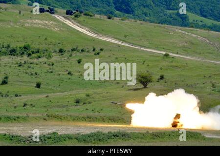 Soldaten in den 5 Bataillon zugeordnet, 113 Field Artillery Regiment (High Mobility Artillery Rocket System), Feuer ein M142 HIMARS Licht mehrere Raketenwerfer während einer Live Fire Übung an einem Training in der Nähe Cincu, Rumänien, während der Übung Guardian Sabre, Juli 9 - 11, 2017. Übung Sabre Guardian' 17 ist eine US-European Command in Ungarn, Rumänien und Bulgarien mit mehr als 25.000 Mitglieder aus über 20 Verbündeter und Partner Nationen. Die größte der Schwarzmeerregion Übungen, Sabre Guardian17 ist ein Premier Training Event für die US-Armee Europa und den Teilnehmenden na Stockfoto