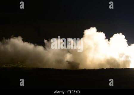 Soldaten in den 5 Bataillon zugeordnet, 113 Field Artillery Regiment (High Mobility Artillery Rocket System), Feuer ein M142 HIMARS Licht mehrere Raketenwerfer während einer Live Fire Übung an einem Training in der Nähe Cincu, Rumänien, während der Übung Guardian Sabre, Juli 9 - 11, 2017. Übung Sabre Guardian' 17 ist eine US-European Command in Ungarn, Rumänien und Bulgarien mit mehr als 25.000 Mitglieder aus über 20 Verbündeter und Partner Nationen. Die größte der Schwarzmeerregion Übungen, Sabre Guardian17 ist ein Premier Training Event für die US-Armee Europa und den Teilnehmenden na Stockfoto