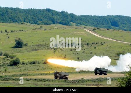 Soldaten in den 5 Bataillon zugeordnet, 113 Field Artillery Regiment (High Mobility Artillery Rocket System), Feuer ein M142 HIMARS Licht mehrere Raketenwerfer während einer Live Fire Übung an einem Training in der Nähe Cincu, Rumänien, während der Übung Guardian Sabre, Juli 9 - 11, 2017. Übung Sabre Guardian' 17 ist eine US-European Command in Ungarn, Rumänien und Bulgarien mit mehr als 25.000 Mitglieder aus über 20 Verbündeter und Partner Nationen. Die größte der Schwarzmeerregion Übungen, Sabre Guardian17 ist ein Premier Training Event für die US-Armee Europa und den Teilnehmenden na Stockfoto