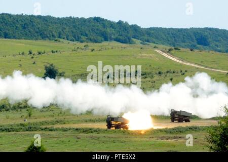 Soldaten in den 5 Bataillon zugeordnet, 113 Field Artillery Regiment (High Mobility Artillery Rocket System), Feuer ein M142 HIMARS Licht mehrere Raketenwerfer während einer Live Fire Übung an einem Training in der Nähe Cincu, Rumänien, während der Übung Guardian Sabre, Juli 9 - 11, 2017. Übung Sabre Guardian' 17 ist eine US-European Command in Ungarn, Rumänien und Bulgarien mit mehr als 25.000 Mitglieder aus über 20 Verbündeter und Partner Nationen. Die größte der Schwarzmeerregion Übungen, Sabre Guardian17 ist ein Premier Training Event für die US-Armee Europa und den Teilnehmenden na Stockfoto