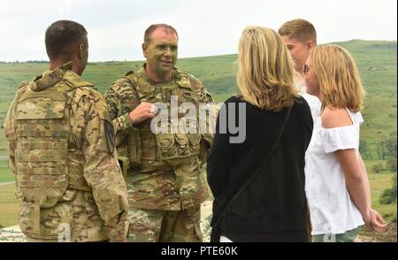 CINCU, Rumänien - US-Armee Generalleutnant Ben Hodges, Kommandierender General, U.S. Army Europe, spricht mit der norrie Familie nach dem kombinierten Waffen live fire Übung während der Distinguished Tag Besucher für Getica Sabre, 15. Juli 2017. Getica Sabre 17 ist eine von den USA geführte Fire Support Koordination und kombinierte Waffen live fire Übung umfasst sechs Verbündete und Partner Nationen mit mehr als 4.000 Soldaten. Getica Sabre 17 läuft gleichzeitig mit Säbel Guardian 17, ein US-European Command, U.S. Army Europe-led, multinationale Übung, erstreckt sich über Bulgarien, Rumänien und Ungarn mit mehr als 25, Stockfoto