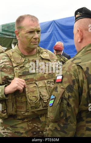 CINCU, Rumänien - US-Armee Generalleutnant Ben Hodges, Kommandierender General, U.S. Army Europe, spricht mit rumänischen Verbündeten, während Unterschieden Tag Besucher für Getica Sabre, 15. Juli 2017. Getica Sabre 17 ist eine von den USA geführte Fire Support Koordination und kombinierte Waffen live fire Übung umfasst sechs Verbündete und Partner Nationen mit mehr als 4.000 Soldaten. Getica Sabre 17 läuft gleichzeitig mit Säbel Guardian 17, ein US-European Command, U.S. Army Europe-led, multinationale Übung, erstreckt sich über Bulgarien, Rumänien und Ungarn, mit mehr als 25.000 service Mitglieder von 22 Alliierten und Partn Stockfoto