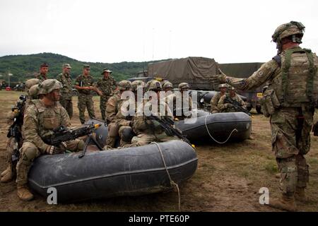 Bekämpfung der Ingenieure zu Regimental Ingenieur Squadron, 2d-Cavalry Regiment zugeordnet erfahren Sie, wie Sie zu laden und aus einem Schlauchboot am 15. Juli 2017 zur Vorbereitung einer gegen Nacht River Crossing auf dem Fluss Olt in Romnicu Valcea, Rumänien, 16. Juli wird für Sabre Guardian 17 laden. Sabre Guardian 17 ist die größte Übung in der Region um das Schwarze Meer in diesem Jahr. Fünfundzwanzig tausend Soldaten aus 22 NATO-Mitglieder und der Partnerstaaten wird in der jährlichen Veranstaltung teilnehmen, Juli 11-20, 2017. Die Ausübung Highlights multinationale Abschreckung Fähigkeiten, insbesondere die Fähigkeit, Mas Stockfoto