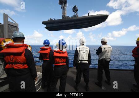 Pazifik (14 Juli 2017) - Segler an Deck Abteilung zugewiesen an Bord des amphibious Transport dock Schiff USS San Diego LPD (22), indem sie als eine starre - Rumpf, Schlauchboot, zum Angriff Craft Unit 1 zugewiesen, in Boarding Position während einer Erhaltung Übung abgesenkt wird. San Diego ist auf einem geplanten Einsatz als Teil der Amerika Amphibious Ready-Gruppe, die aus mehr als 1.800 Segler und 2.600 Marines zu den amphibischen Angriff Schiff USS America zugeordnet (LHA 6), den Amphibischen dock Landung Schiff USS Pearl Harbor (LSD 52) und San Diego ist in Angriff genommen. Stockfoto