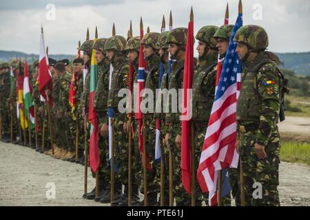 Soldaten der rumänischen Armee tragen die Getica Sabre teilnehmenden Fahnen Länder von Verehrte Besucher Tag, den 15. Juli 2017 in Cincu, Rumänien. Getica Sabre 17 ist eine von den USA geführte Fire Support Koordination und kombinierte Waffen live fire Übung umfasst sechs Verbündete und Partner Nationen mit mehr als 4.000 Soldaten. Getica Sabre 17 läuft gleichzeitig mit Säbel Guardian 17, ein US-European Command, U.S. Army Europe-led, multinationale Übung, erstreckt sich über Bulgarien, Rumänien und Ungarn mit über 25.000 service Mitglieder aus 22 NATO-Mitglieder und der Partnerstaaten. Stockfoto