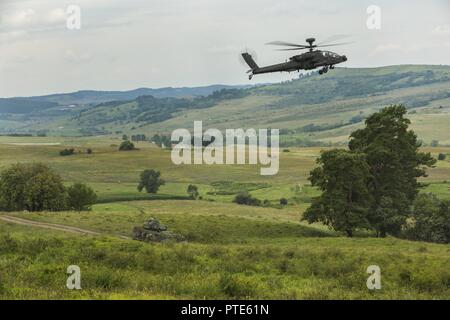 AH-64 Apaches vom 10 Combat Aviation Brigade und M2 Bradley Kampffahrzeugen vom 3. gepanzerte Brigade Combat Team, 4 Infanterie Division arbeiten im Tandem aus einer vorbereiteten Verteidigung während der kombinierten Waffen live fire Übung für Getica Sabre, 15. Juli 2017 in Cincu, Rumänien. Getica Sabre 17 ist eine von den USA geführte Fire Support Koordination und kombinierte Waffen live fire Übung umfasst sechs Verbündete und Partner Nationen mit mehr als 4.000 Soldaten. Getica Sabre 17 läuft gleichzeitig mit Säbel Guardian 17, ein US-European Command, U.S. Army Europe-led, multinationale Übung, die sich über Stockfoto