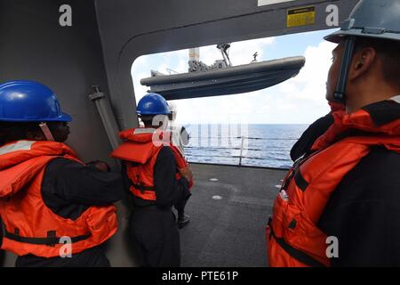 Pazifik (14 Juli 2017) - Segler an Deck Abteilung zugewiesen an Bord des amphibious Transport dock Schiff USS San Diego LPD (22), indem sie als eine starre - Rumpf, Schlauchboot, zum Angriff Craft Unit 1 zugewiesen, in Boarding Position während einer Erhaltung Übung abgesenkt wird. San Diego ist auf einem geplanten Einsatz als Teil der Amerika Amphibious Ready-Gruppe, die aus mehr als 1.800 Segler und 2.600 Marines zu den amphibischen Angriff Schiff USS America zugeordnet (LHA 6), den Amphibischen dock Landung Schiff USS Pearl Harbor (LSD 52) und San Diego ist in Angriff genommen. Stockfoto