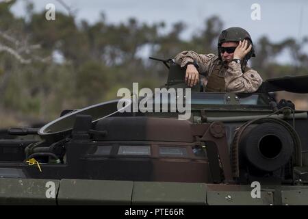 Ein Marine mit Indien Firma, Bataillon Landung Team, 3rd Battalion, 5th Marines, sitzt auf einem Angriff Amphibienfahrzeug nach der Landung auf Townshend Insel, Shoalwater Bay, Queensland, Australien, während der Übung Talisman Sabre 17, 13. Juli 2017. BLT 3/5 ist der Bodenkampf Element für die 31 Marine Expeditionary Unit, die an Talisman Sabre 17 während auf eine regelmäßig geplante Patrouille der Indo-Asia-Pazifik eingesetzt. Talisman Säbel ist eine alle zwei Jahre stattfindende Übung, die die Interoperabilität zwischen australischen und US-Streitkräften zu verbessern. Stockfoto