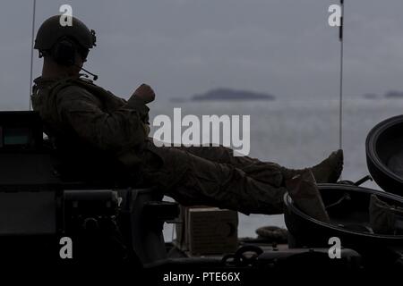 Cpl. Joshua Kelley, ein Angriff Amphibienfahrzeug crewman mit Indien Firma, Bataillon Landung Team, 3rd Battalion, 5th Marines, sitzt auf einem Angriff Amphibienfahrzeug nach der Landung auf Townshend Insel, Shoalwater Bay, Queensland, Australien, während der Übung Talisman Sabre 17, 13. Juli 2017. Kelley, 20, wer erwartet sein erstes Kind im November zu haben, ist ein Eingeborener von Toledo, Ohio. BLT 3/5 ist der Bodenkampf Element für die 31 Marine Expeditionary Unit, die an Talisman Sabre 17 während auf eine regelmäßig geplante Patrouille der Indo-Asia-Pazifik eingesetzt. Tal Stockfoto