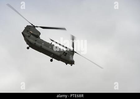 Eine Boeing CH-47 Chinook Hubschrauber fliegt über das Royal International Air Tattoo, 14. Juli 2017, auf RAF Fairford, Vereinigtes Königreich. RIAT 17 erinnert an den 70. Jahrestag der US Air Force, mit Displays von Vergangenheit und Gegenwart der US-Flugzeugen die Kultur der kontinuierlichen Innovation, die Amerikanische Flieger Macht hervor. Stockfoto