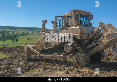 Spc. Jesse Jones, 323 Mitarbeiter, 391 Engineer Battalion, 926Th Engineer Brigade, verwendet eine D7R II Planierraupe ein Schmutz Bank während der entschlossenen Schloss 17, in Cincu, Rumänien, 14. Juli 2017 zu entfernen. Spc. Jones verließ hinter seinen Job als Heavy Equipment Operator bei allem pipline Konstruktion, in South Carolina auf der Website unter Cincu zu dienen sagt, "diese Mission in Rumänien gibt Soldaten, die Fähigkeit, realen Welt zivile Fähigkeiten zu einem militärischen Projekts übernehmen." Entschlossen Schloss 2017 ist ein US Army Reserve-led, United States Army Europe gesponsert, Multi-Component, multinationalen Ingenieur Readiness Training". Stockfoto