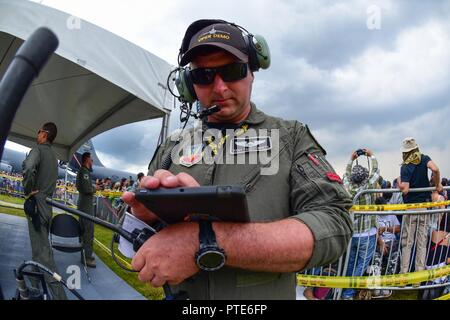 Us-Luftwaffe Kapitän Kent Norden, ein Fighter Pilot die Viper Osten Demonstration Team zugewiesen an Shaw Air Force Base, bereitet für die Demonstration am Internationalen Flughafen José María Córdova während der Feria Aeronautica Internacional - Kolumbien 2017 in Rionegro, Kolumbien, 15. Juli 2017. Die United States Air Force ist die Teilnahme an der 4-tägigen Air Show mit zwei Südcarolina Air National Guard F-16 als statische Displays, plus statischem zeigt von einer KC-135, KC-10, zusammen mit einer F-16 Antenne Demonstration des Air Combat Command Viper Osten Demo Team. United States Military Teilnahme an t Stockfoto