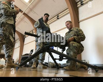 Staff Sgt. Dustin Rottero, ein Personalvermittler mit dem Tennessee Army National Guard Recruiting und Retention Bataillon, Tennessee National Guard, führt eine Waffe, der ein Mk19 Granatwerfer als Sgt. Michael Cohen, ein infanterist mit 33 zivilen Support Team, D.C. Nationalgarde, geht über die Anweisungen, die ihm am 16. Juli 2017, am Lager Ripley, Minn., in der Vorbereitung für die Army National Guard besten Krieger Wettbewerb. Soldaten werden Ihre Kenntnisse auf mehreren Waffen während des Wettbewerbs Juli 17-20, 2017 gehalten. (Minnesota National Guard Stockfoto