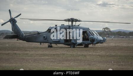 Zwei U.S. Navy HH-60H Sea Hawk Hubschrauber Hubschrauber Meer Combat Squadron-85 zugeordnet (HSC-85) Land am Lager Rocky in Rockhampton, Australien nach der Extraktion der US Air Force 320 Spezielle Taktiken Squadron combat Controller und US Marine Corps 3 Reconnaissance Bataillon Betreiber Juli 13, 2017, von Shoalwater Bay Ausbildung Gebiet in Queensland, Australien. Als Teil des Joint Special Operations Air Component-Pacific, HSC-85 bringt den Kampf eine einzigartige und sehr taktische Rotary Wing Plattform. Stockfoto