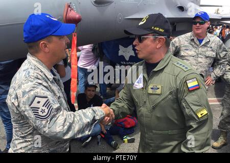 Die kolumbianische Luftwaffe General Carlos Bueno (rechts) spricht mit Master Sgt. Jeff Hopper, während der Feria Aeronautica Internaccional - Kolumbien in Rionegro. Bueno dankte Flieger von der 169th South Carolina der Air National Guard Fighter Wing für ihre Unterstützung während der Air Show, 16. Juli 2017. Die United States Air Force nahmen an der viertägigen Luft und Messe die statische Displays von verschiedenen Flugzeugen die F-16, KC-10 und KC-135. Während der Air Show Air Combat Team Viper Osten Demo Team täglich durchgeführt und eine B-52 von US Strategic Command eine Überführung. Die Einheit Stockfoto