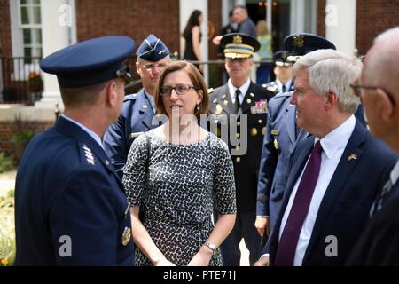 Air Force General Joseph Lengyel, Chief, National Guard Bureau, Links, Gespräche mit Laura Cooper, stellvertretender Verteidigungsminister, Mitte, und Botschafter Kyle Scott, Botschafter in Serbien, rechts, nach einem Empfang zu Ehren seiner Exzellenz Aleksandar Vučić, Präsident der Republik Serbien, Viertel Neun, Fort Lesley J. McNair, Washington, D.C., 16. Juli 2017. Serbien ist mit der Ohio National Guard in der Nationalgarde Partnerschaft Programm eingegangen. Stockfoto