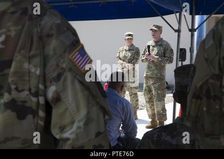 Us-Armee Oberstleutnant Dwayne Bechtol, öffentliche Gesundheit Aktivität Japan kommandierenden Offizier, gibt eine Rede bei der Eröffnung der tierärztlichen Klinik in der Marine Corps Air Station (WAB) Iwakuni, 13. Juli 2017. Die neue Anlage wurde gebaut, um die wachsende Zahl von Patienten und Militär Hunde auf der Air Station unterzubringen. Die tierklinik ist verantwortlich für das Wohlergehen der Hunderte von militärischen Haustiere und militärische Arbeitshunde. Die neue Anlage ermöglicht Technikern das doppelte Menge der Patienten, die Sie sehen können. Stockfoto