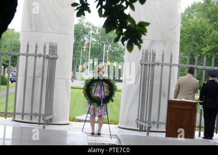 Sherry Saal, Links, Site Manager für die Harding Home und Harding Memorial, zusammen mit Scott Schertzer, Bürgermeister von Marion, Ohio, und Brig. Gen. Stephen E. Strand, stellvertretender kommandierender General für 88Th der US-Armee finden regionale Unterstützung, indem Sie den Befehl Flagge ehren, wie es während der Präsident Warren G. Harding Kranzniederlegung Zeremonie in Marion, Ohio, Juli 15 abgesenkt wird. Stockfoto