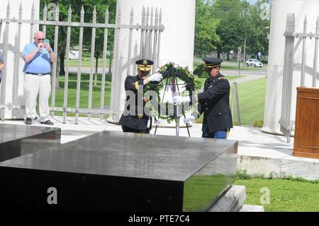 Brigadegeneral Stephen E. Strand, Links, stellvertretenden kommandierenden General für 88Th der US-Armee finden regionale Unterstützung Befehl, und Kaplan (Capt.) Timothy Wilmetti, Kaplan für die zivilen Angelegenheiten 489th Battalion, einen Kranz an der Basis der ehemalige Präsident Warren G. Harding's Tomb der 29. Präsident der Vereinigten Staaten während einer Zeremonie in Marion, Ohio, 15. Juli zu Ehren. Stockfoto