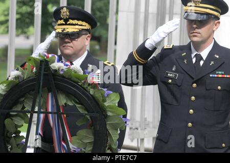 Brigadegeneral Stephen E. Strand, stellvertretender kommandierender General für 88Th der US-Armee finden regionale Unterstützung Befehl, und Kaplan (Capt.) Timothy Wilmetti, Kaplan für die zivilen Angelegenheiten 489th Battalion, Ehren während der Wiedergabe von Hähnen machen, nachdem sie einen Kranz am Grab für die 29 Präsidenten der Vereinigten Staaten von Amerika Warren G. Harding während einer Zeremonie in Marion, Ohio, Juli 15. Stockfoto