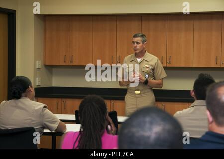 ST. LOUIS (11. Juli 2017) - Hintere Adm. Pete Garvin, Commander, Navy Recruiting Befehl, führt eine alle Hände Anruf mit Matrosen und ziviles Personal zu Marine-einziehende Bezirk (NRD) St. Louis zugeordnet. Garvin tourte recruiting Stationen im Bezirk und traf mit Personal Änderungen an recruiting diskutieren und erhalten Feedback zu Fragen fühlen Sie verbessert werden müssen. Stockfoto