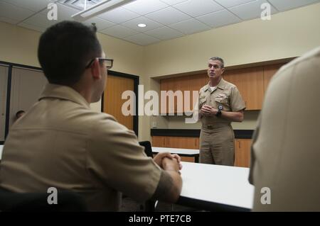 ST. LOUIS (11. Juli 2017) - Hintere Adm. Pete Garvin, Commander, Navy Recruiting Befehl, führt eine alle Hände Anruf mit Matrosen und ziviles Personal zu Marine-einziehende Bezirk (NRD) St. Louis zugeordnet. Garvin tourte recruiting Stationen im Bezirk und traf mit Personal Änderungen an recruiting diskutieren und erhalten Feedback zu Fragen fühlen Sie verbessert werden müssen. Stockfoto