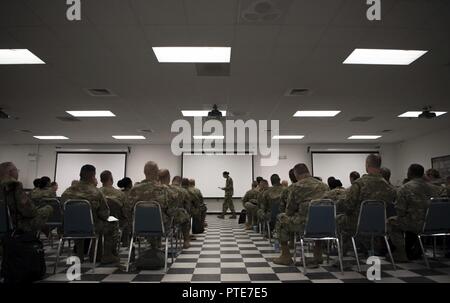 Generalmajor Marion Garcia (Mitte), Kommandierender General des 200 Militärpolizei Kommando, spricht mit den Kommandanten und Offiziere aus ihrer untergeordneten Einheiten während einer Konferenz an der McGill University Training Center in Fort Meade, Maryland, 16. Juli 2017. Der 200 MP Befehl Gastgeber einer vierteljährlichen Ausbildung Briefing Konferenz in Fort Meade ab Juli 15-17, um Strategien zur künftigen Bedürfnisse der MP-Befehl, und wie Sie unterstützen die US Army Reserve Command auf Bekämpfung der Bereitschaft. "Wo wir sind, ist nicht dort, wo wir gewesen sind", sagte Garcia, und konsequent daran teilnehmenden Einheit Führung, unabhängig Stockfoto