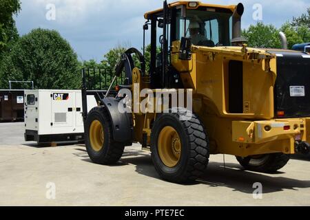 Flieger 1. Klasse Troy Arnold aus der 118 Tiefbau Squadron lädt ein 100 killowatt Generator auf einem Anhänger am 13. Juli 2017 Berry Feld Air National Guard Base, Nashville, Tennessee. 118 CES unterstützt PATRIOT Nord 17 bei Volk Bereich Bekämpfung der Bereitschaft und Training Center. PATRIOT North ist ein Inland Disaster Response Training durch die National Guard Einheiten arbeiten mit Bundes-, Landes- und lokale Emergency Management Agenturen und Ersthelfer durchgeführt. Stockfoto