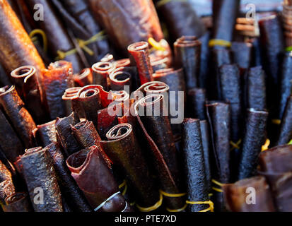 Obst leder Rolle aus Äpfel auf dem Markt in Almaty, Kasachstan Stockfoto