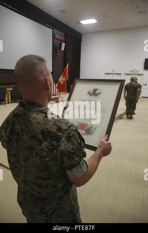 Us Marine Corps Sgt. Maj Richard D. Dreschmaschine, Sergeant Major, II Marine Expeditionary Force (II MEF), liest Generalmajor Robert F. Hedelund's Promotion garantieren während der Werbeaktion Zeremonie am Camp Lejeune, N.C., 14. Juli 2017. Die Zeremonie Hedelund in den Rang eines Generalleutnants zu fördern. Stockfoto