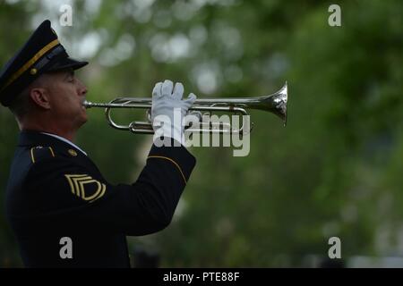 GRAND RAPIDS, Mich (Jul 14, 2017) - U.S. Army Sgt. 1.Klasse Tim Bender spielen Klopfen auf die jährlichen Kranzniederlegung Zeremonie für Präsident Gerald R. Ford. Heute würde Ford 104. Geburtstag. Die Zeremonie wurde der Ford Grabstätte an der Gerald R. Ford Presidential Museum statt. Stockfoto