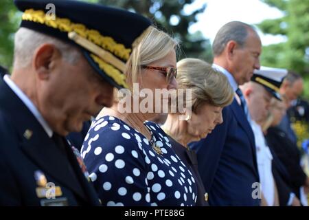 GRAND RAPIDS, Mich (Jul 14, 2017) - Lt.Cmdr. P.J. Remillard, Kommandierender Offizier der Marine Operational Support Center Battle Creek, trifft sich mit Susan Ford Ballen bei der jährlichen Kranzniederlegung Zeremonie. An diesem Tag der 104. Geburtstag von Ballen' Vater, Präsident Gerald R. Ford. Die Zeremonie war heute bei Ford's Grabstätte im Presidential Museum statt. Stockfoto