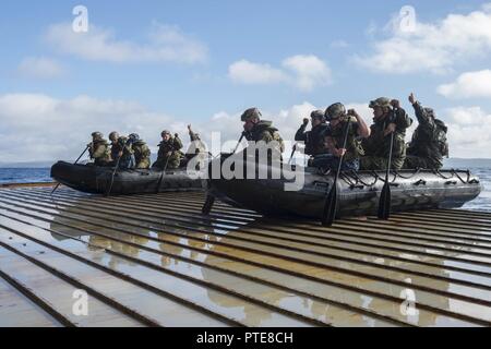 CORAL SEA (17. Juli 2017) Marines ab dem 31 Marine Expeditionary Unit (MEU), an Bord der amphibious Transport dock USS Green Bay LPD (20), gut Deck von Green Bay im Kampf Gummi Streifzüge Handwerk als Teil eines Amphibisches raid-Übung während der Talisman Sabre 17 abzuweichen. Talisman Säbel ist eine Biennale USA - Australien bilaterale Übung gehalten weg von der Küste von Australien gedacht, um die Interoperabilität zu erreichen und den USA - Australien Bündnis stärken. Stockfoto