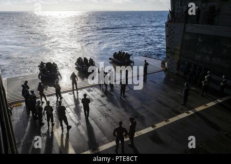 CORAL SEA (17. Juli 2017) Marines ab dem 31 Marine Expeditionary Unit (MEU), an Bord der amphibious Transport dock USS Green Bay LPD (20), gut Deck von Green Bay im Kampf Gummi Streifzüge Handwerk als Teil eines Amphibisches raid-Übung während der Talisman Sabre 17 abzuweichen. Talisman Säbel ist eine Biennale USA - Australien bilaterale Übung gehalten weg von der Küste von Australien gedacht, um die Interoperabilität zu erreichen und den USA - Australien Bündnis stärken. Stockfoto