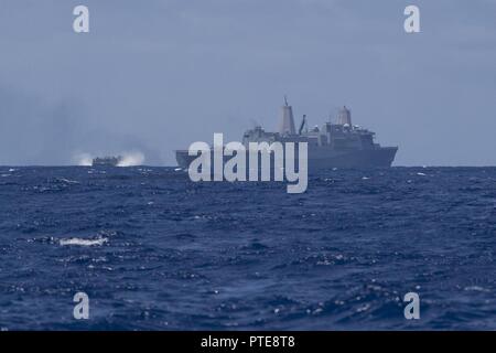 Pazifik (14. Juli 2017) eine Landing Craft, Luftkissen, auf den Angriff Handwerk Einheit 5 zugewiesen an Bord des amphibious Transport dock Schiff USS San Diego LPD (22) verlässt die gut Deck vor der Küste von Hawaii während einer Erhaltung Übung. San Diego ist auf einem geplanten Einsatz als Teil der Amerika amphibischen bereit, Gruppe, die besteht aus mehr als 1.800 Segler und 2.600 Marines nach Amerika zugeordnet, Pearl Harbor, und San Diego in Angriff genommen. Stockfoto