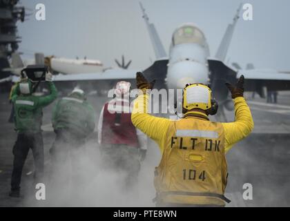 Von BENGALEN (14 Juli 2017) Segler Durchführung Flugbetrieb an Bord der Flugzeugträger USS Nimitz (CVN 68) in der Bucht von Bengalen. Malabar 2017 ist das Neueste in einer fortlaufenden Reihe von Übungen zwischen der indischen Marine, Japan Maritime Verteidigung-kraft und US-Marine, die sich in Umfang und Komplexität im Laufe der Jahre zugenommen hat die Vielfalt der gemeinsamen Bedrohungen der Sicherheit im Seeverkehr Indo-Asia-Pazifik-Region. Stockfoto