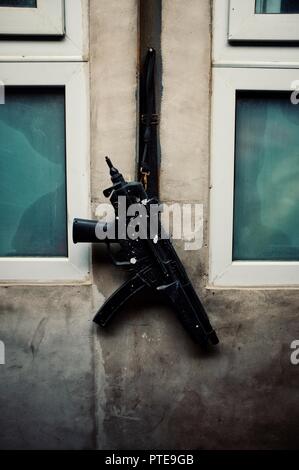 Gun hängende außerhalb einer Küche Fenster Stockfoto