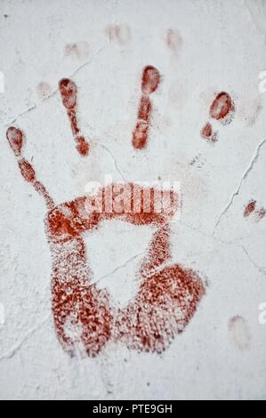 Palm drucken rote Farbe auf einer weißen Wand irgendwo in China Stockfoto