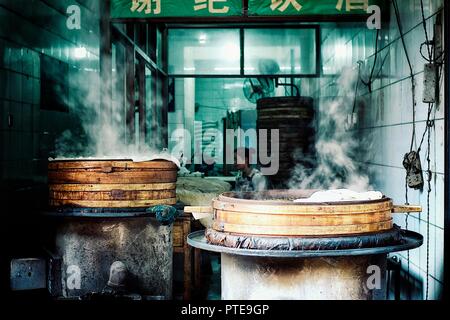 Xi'an/China - 24.Juni 2011: Chinesin Knödel Vorbereitung auf eine kleine Straße Restaurant Restaurant Stockfoto