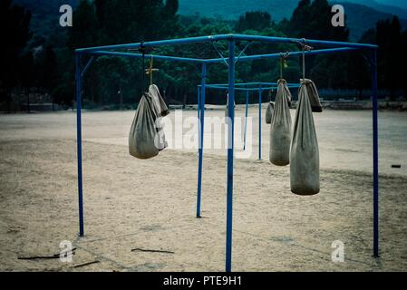 Shaolin Kloster/China - 15. MAI 2010: Boxhandschuhe Boxsäcke an der alten Welt ruhen bekannte Gründe, die die Basis für viele Filme Stockfoto