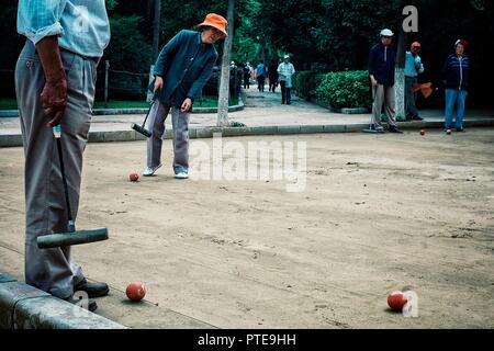 Xi'an/China - 24.Juni 2011: älterer Mann Krocket spielen in einem Park mit Freunden Stockfoto